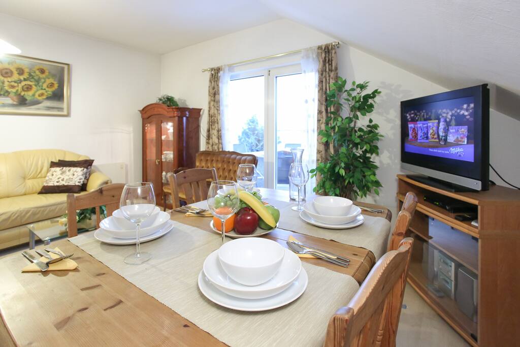The living/diningroom