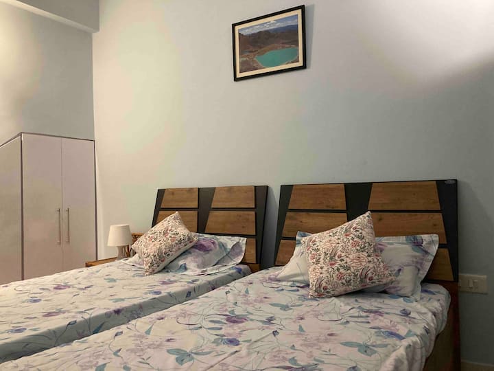 חדר שינה 1 בקומת הקרקע מתאים לשתי מיטות יחיד או מיטה גדולה (יחד)