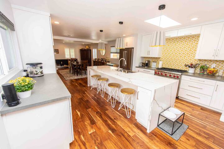 Outdoor/Indoor Living!! Hot Tub, Views, Rooftop gallery image 5