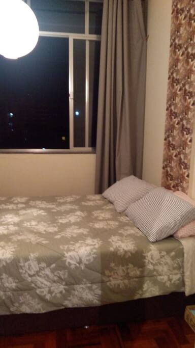 Quarto com cama de casal