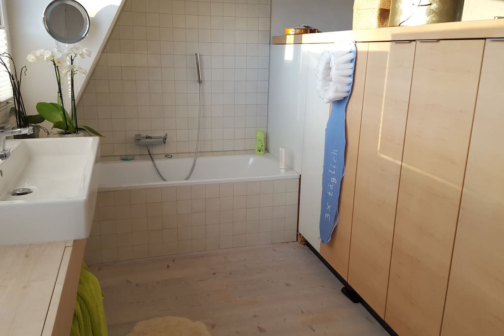 Das Bad oben verbunden mit dem Schlafzimmer oben