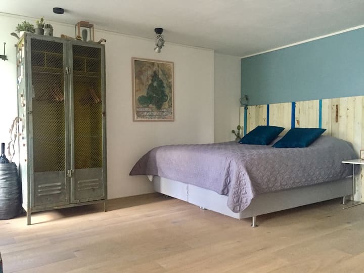 160x 200 delicious bed. Or we can seperate it into 2x 80x 200 single beds.  Industrial bedlights and vintage locker. Of course there is a alarm clock radio by Tivoli. 