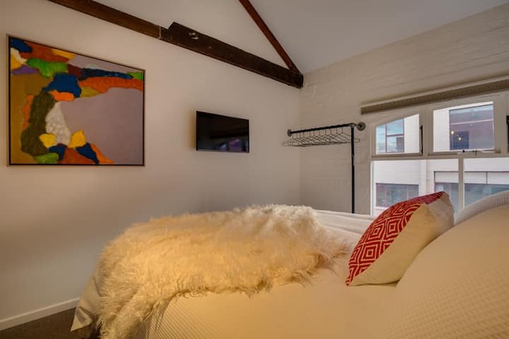 Bedroom 2 - Queen bed