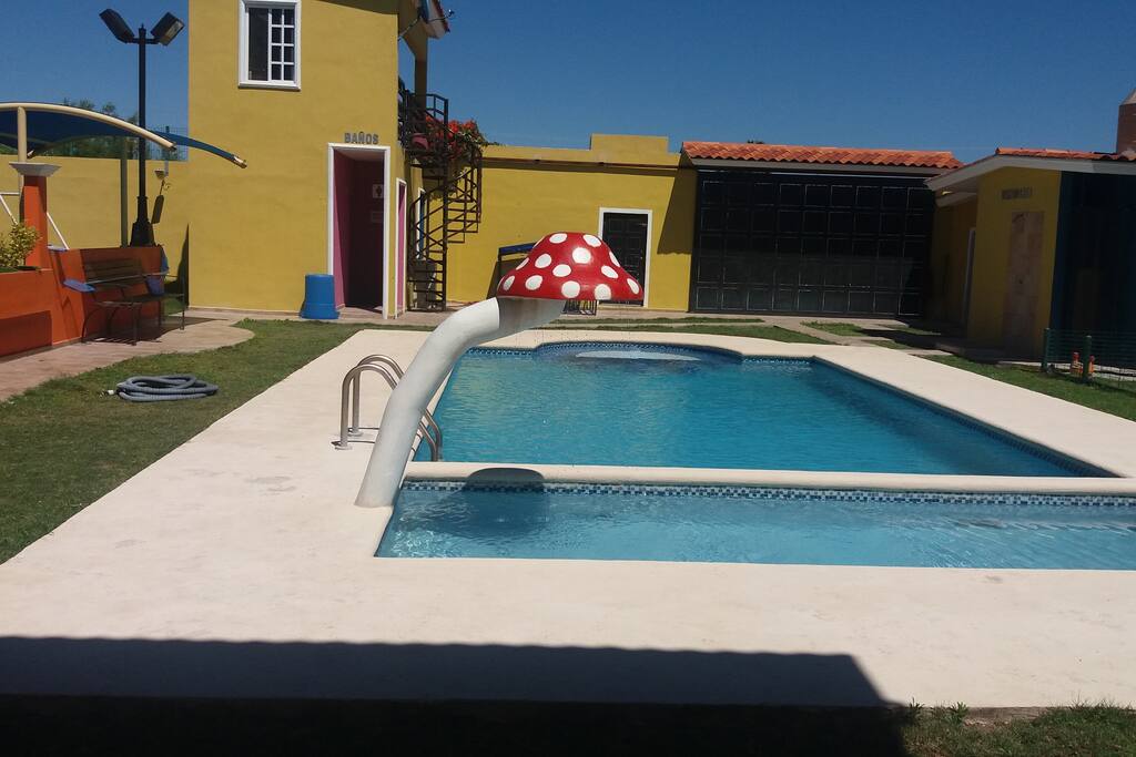 ALBERCA CON CHAPOTEADERO, VESTIDORES, BAÑOS.