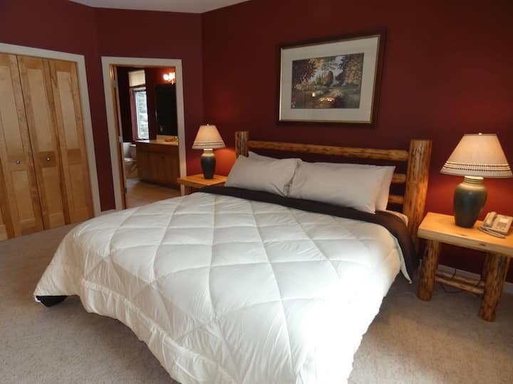 spálňa #1 veľká manželská posteľ vlastná kúpeľňa