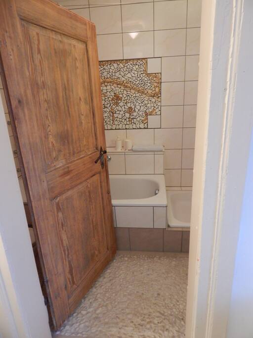 Bad mit Wanne und Dusche