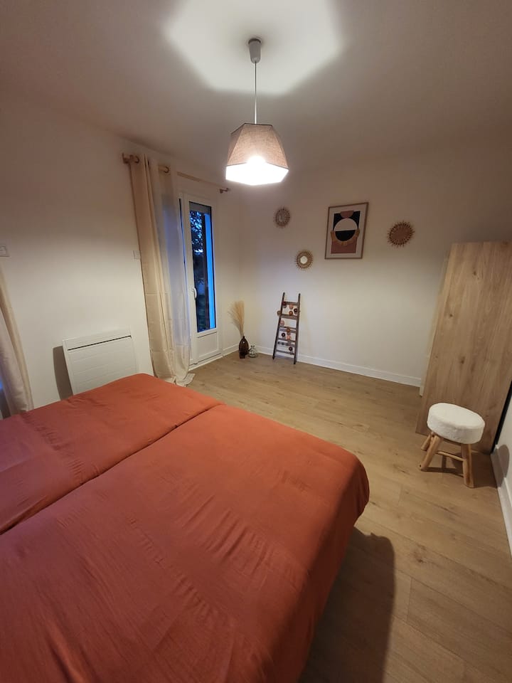 Chambre avec les deux lits simples. Il y a de la place pour un lit bébé. 