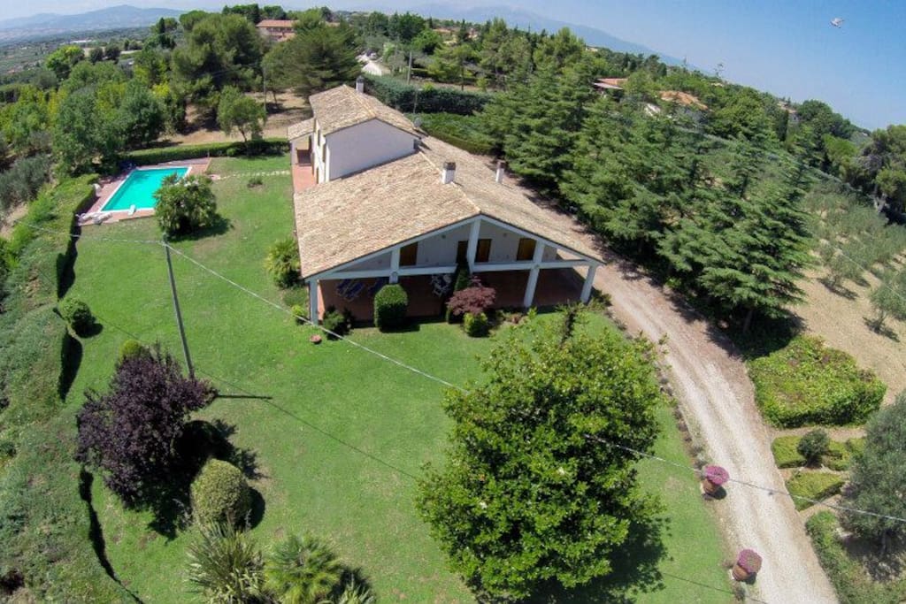 L'intera proprietà col parco alberato piscina ed uliveto vista dall'alto