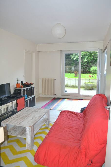 The living room with its nice view on the garden