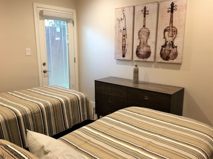 Dormitorio delantero con camas individuales que se pueden convertir en una cama tamaño king... ¡solo pregunta!