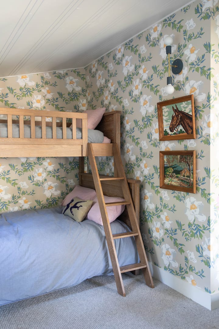 楼上2号卧室。双层床上有双层床。