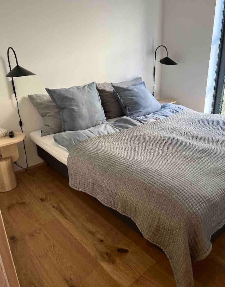 غرفة نوم 2 بسريرين جميلين ومخرج خاص إلى الحديقة.