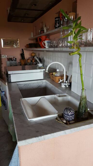 Angolo cottura con lavabo in marmo