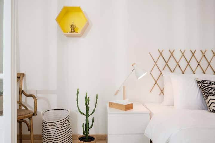 סוקולנטים וקישוטים אופנתיים מקשטים כל אחד מחדרי השינה.