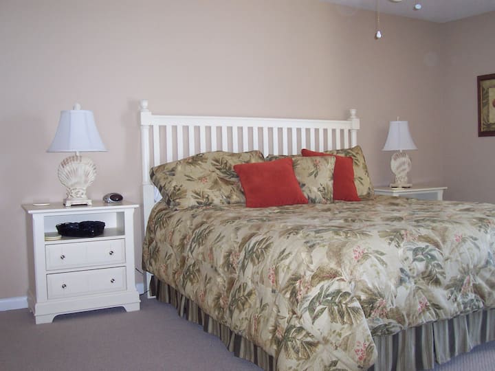 Dormitorio principal con cama tamaño king