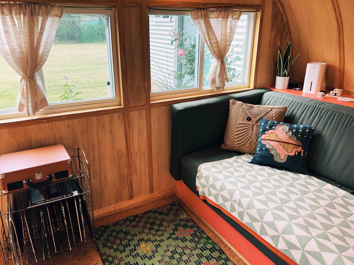 King Bed + 3 acres + private pool “BB”
