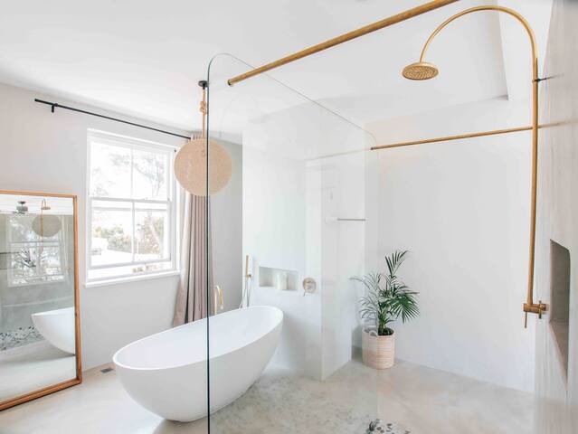 Faimes – Waterfront Villa gallery image 4