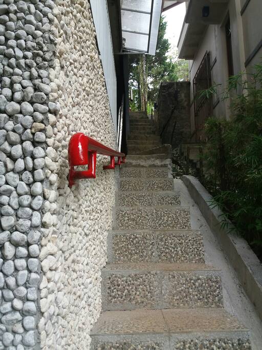 Akses dari parkiran ke Lt.4 (Access / down stairs to 4th floor)