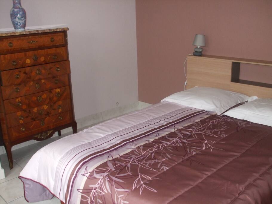 UNE CHAMBRE LIT 140