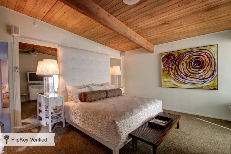 חדר שינה ראשי: מיטת קינג