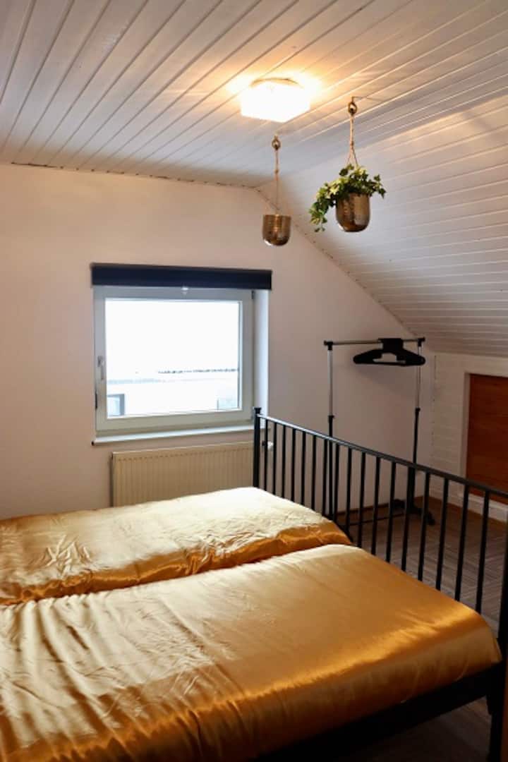 Dhomë e artë në katin e dytë