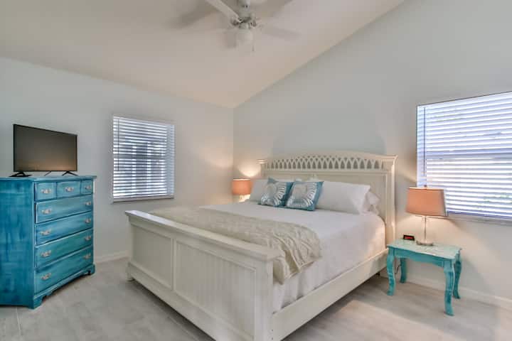 Spálňa č.1  Master suite, manželská posteľ King, vlastná kúpeľňa, výhľad na bazén