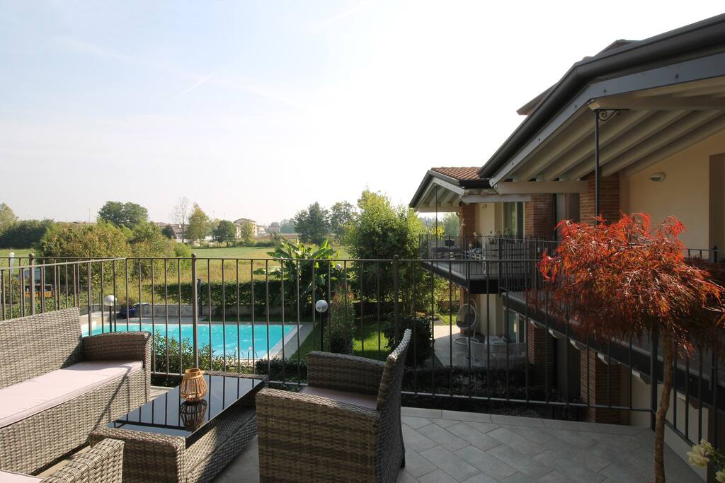terrazza con vista piscina