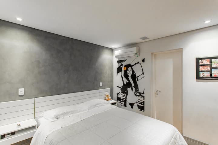 חדר שינה ראשי עם שירותים צמודים וארון