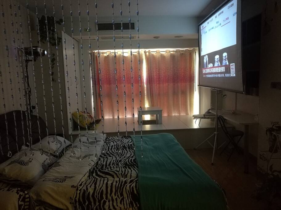 房间内有投影仪,白天观看也有很好的效果。