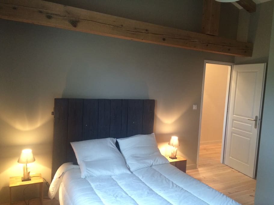 chambre avec lit double et salle de douche