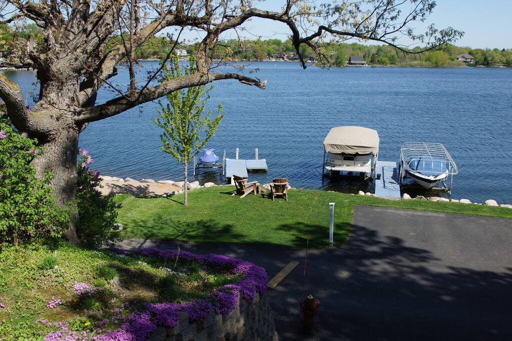 Pontoon use included, fire pit by lake shore with wood