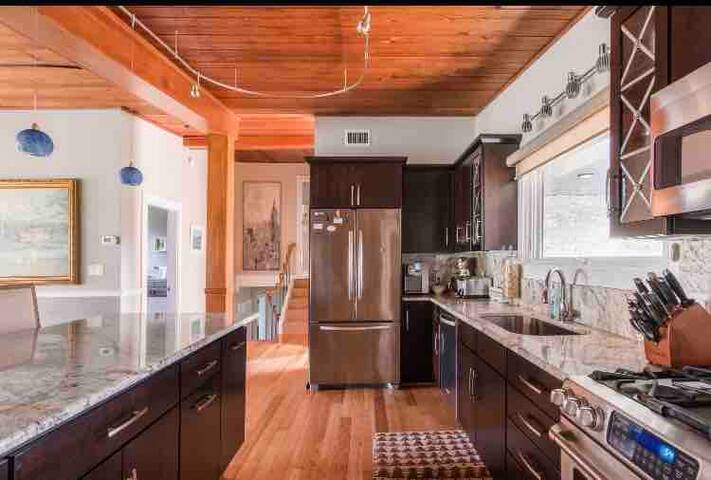 Ocean Road Residence – Walk to Ocean! gallery image 3