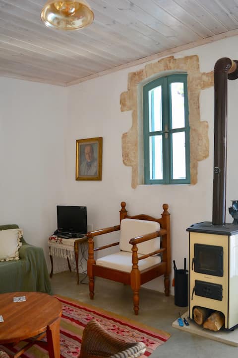 Popular Airbnb listing: 77 Xirosterni - renovated Cretan village house in Δήμος Αποκορώνου