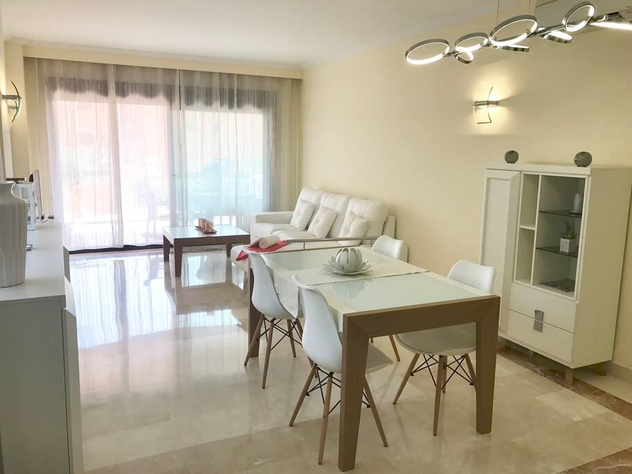 Spacious living room, terrace, diner table, television and direct access to the pool.