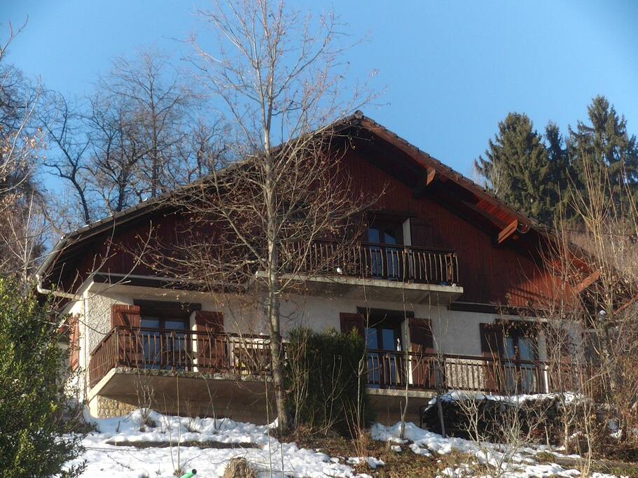 La maison, vue d'en dessous