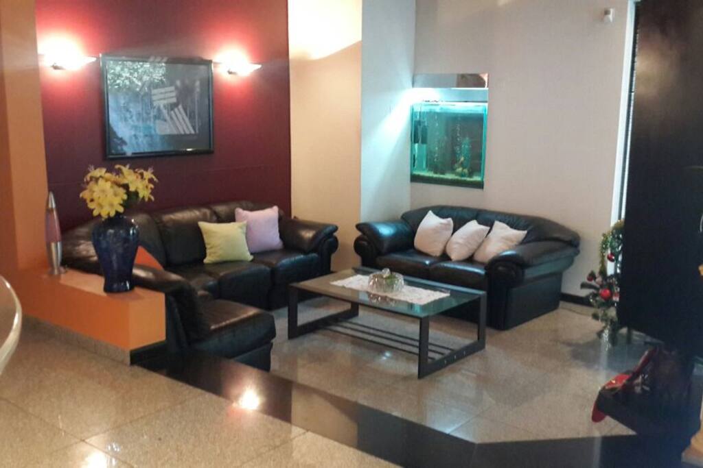 Sala de estar o lectura, espacio común, con vista al jardin.