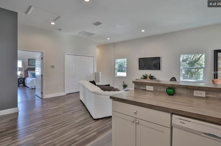 Private Modern Room Just Out of Downtown & Ybor