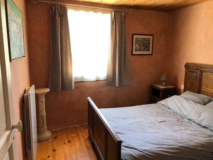 ห้องนอน #1 พร้อมเตียงคู่ มีผ้าปูที่นอนให้ 