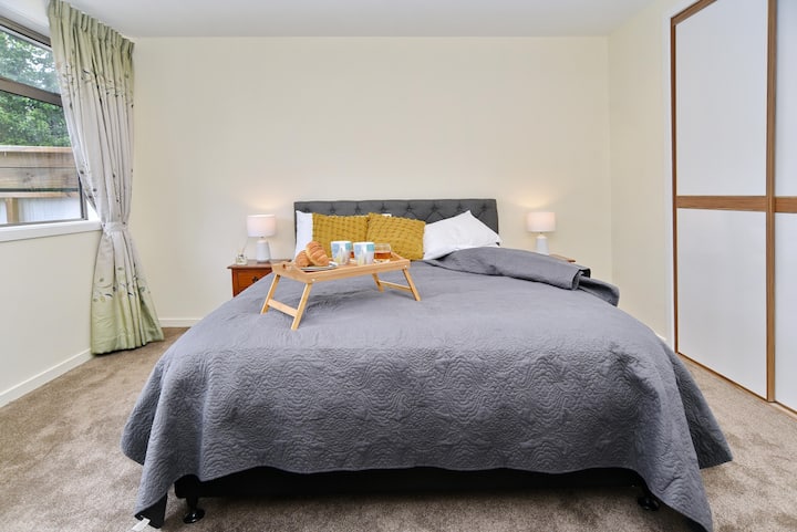 Dhoma e gjumit 1 përfshin një krevat luksoz me madhësi mbretërore