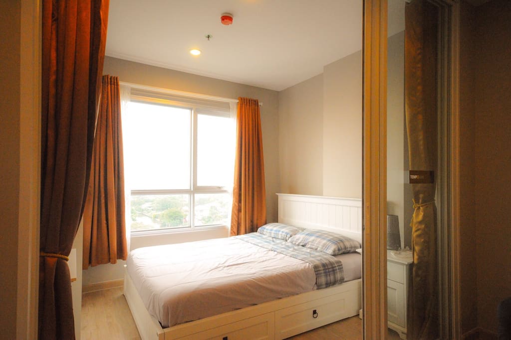 Bedroom with comfortable queen bed.