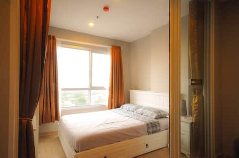 3 mins walk to BTS, Cozy, Nice View,Wifi, Pool,Gym