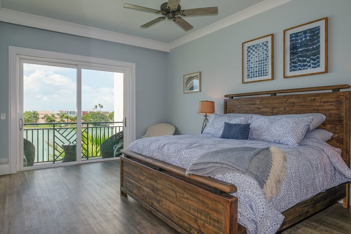 Majster s výhľadom na vodu a terasu