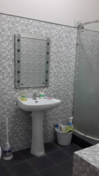 kamar mandi dengan air hangat