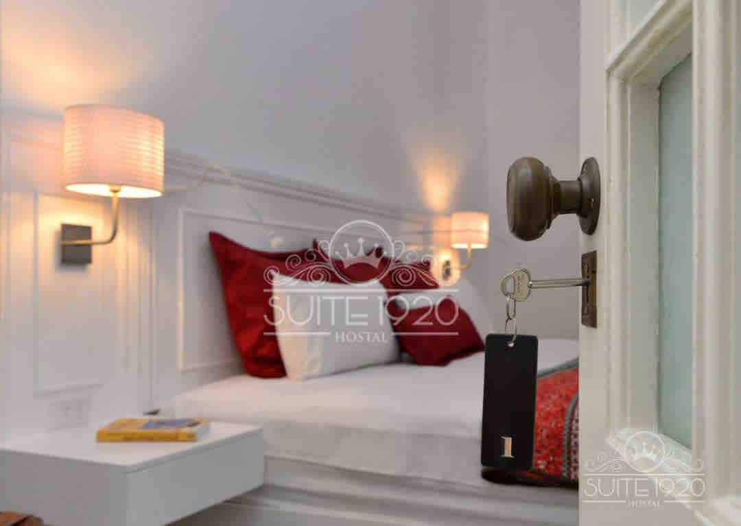 Cuarto Nº 1 
Cama Super King Size (2 x 2 m.)
Baño en-suite
Armario vintage, Minibar, TV, AC
Espejo de cuerpo entero