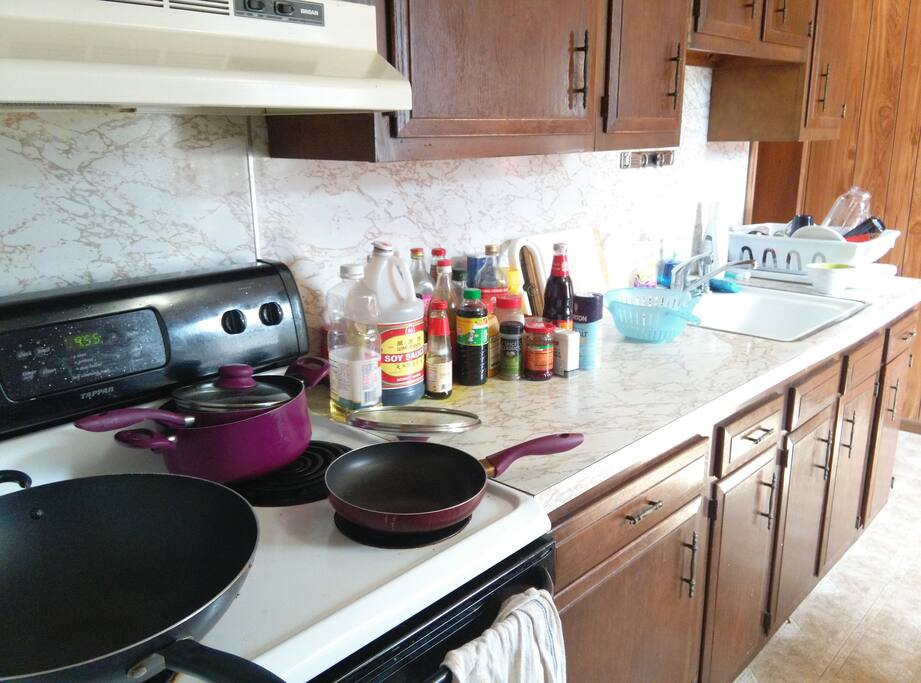 Look at those kitchen counters! Damnnn