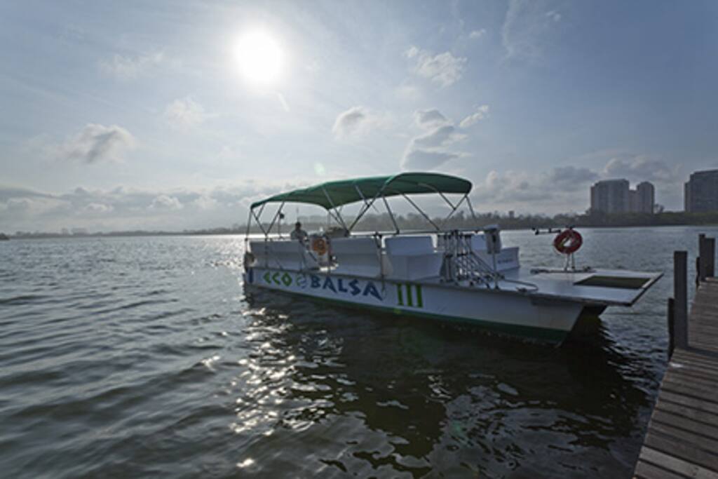 Serviço de balsa para travessia da lagoa em direção ao mar. Praia da reserva.