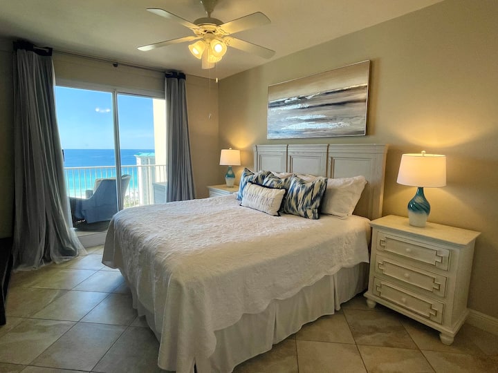 חדר שינה ראשי עם גישה למרפסת ונופים מדהימים!