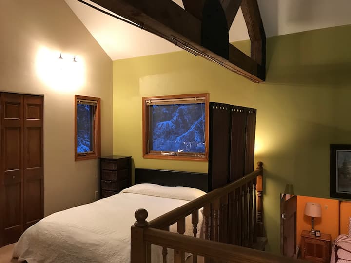 Bedroom 3(Loft) : Queen bed