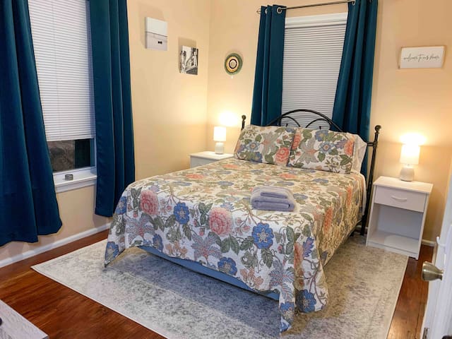 Cozy Room Right By The Airport!