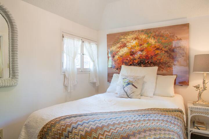 Rest tranquilly on a full-sized bed with a memory foam mattress in the private bedroom.